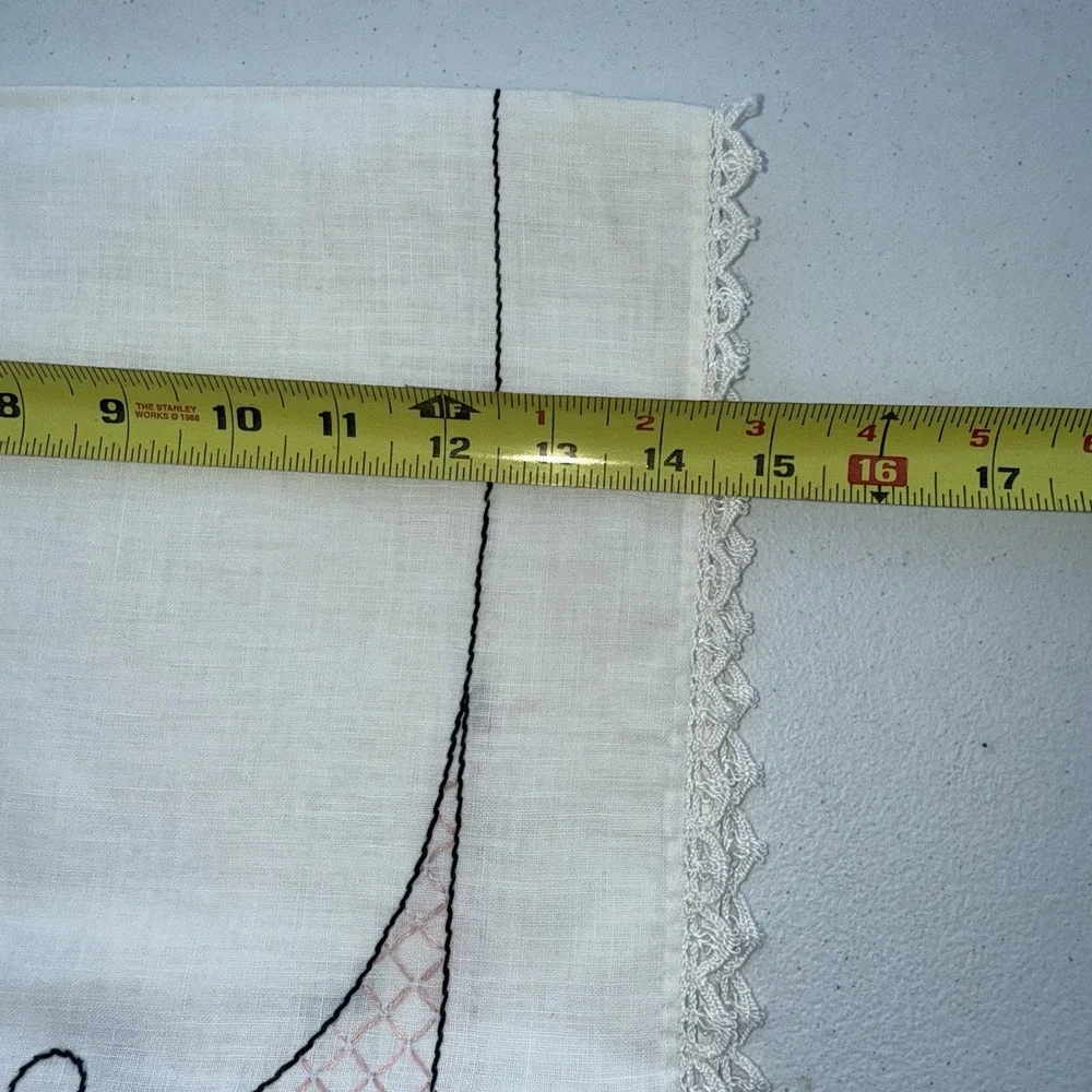 VTG  White Linen Embroidered Floral Table‎ Runner 44